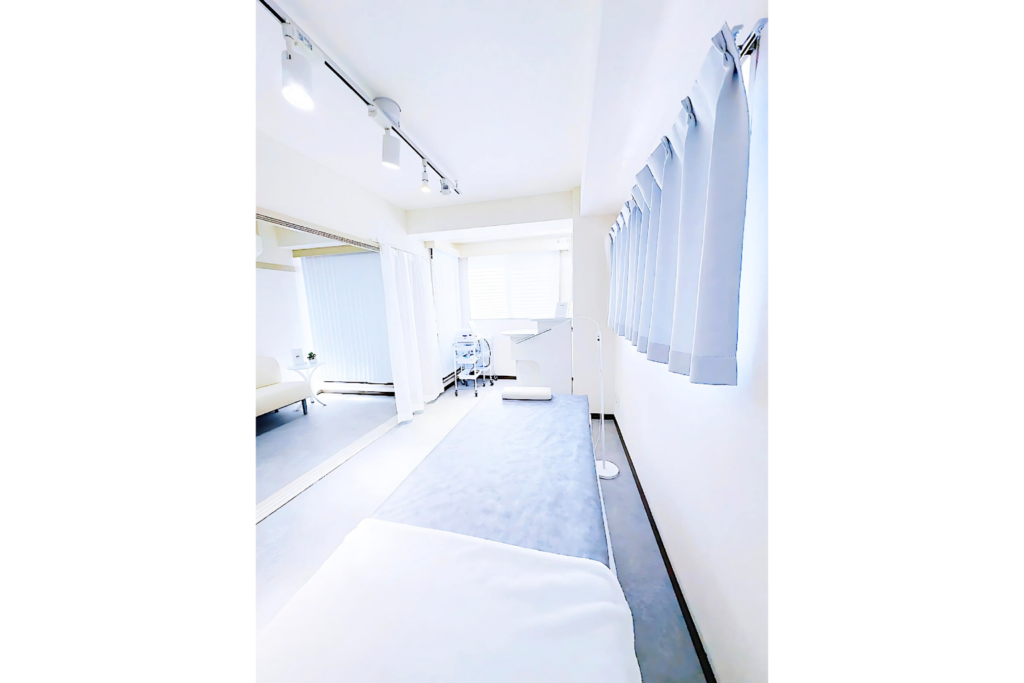 千葉県柏市の美容電気脱毛（ニードル脱毛）サロンReMoveのHP内にある、施術ベッドの写真